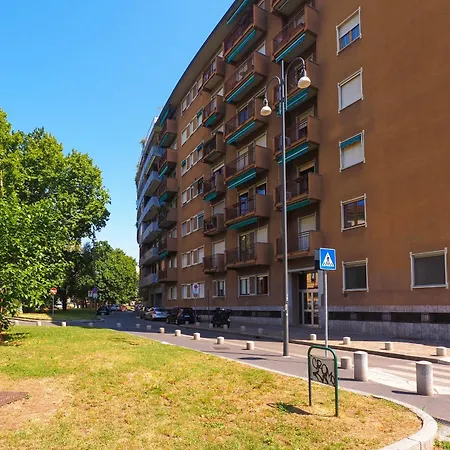 Charming Two Bedroom - Navigli Милан